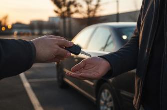 Водитель передаёт ключи от автомобиля другому человеку на парковке