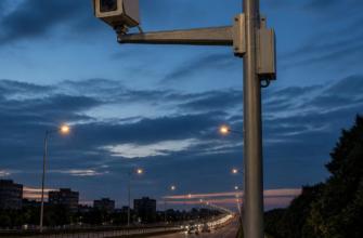 Стационарная камера фиксации нарушений на дорожной опоре над трассой